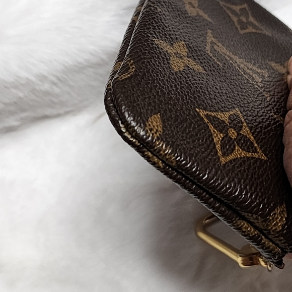 Louis Vuitton Monogram Key Pouch - Picture 8 of 9